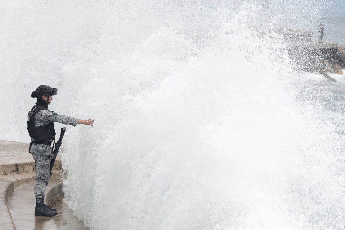 Hurricane Simon lashes Mexico's Pacific coast as it threatens landfall