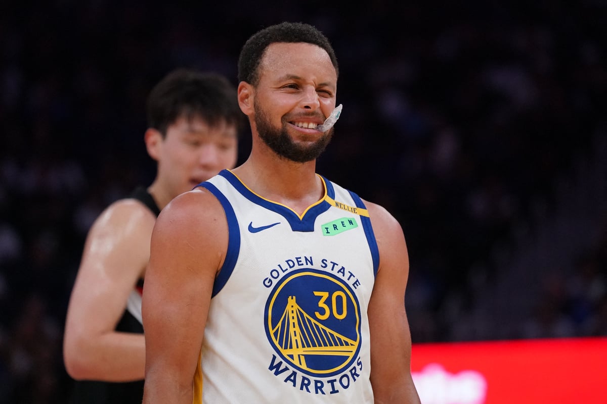 Warriors' coach provides update after Steph Curry limps out of practice