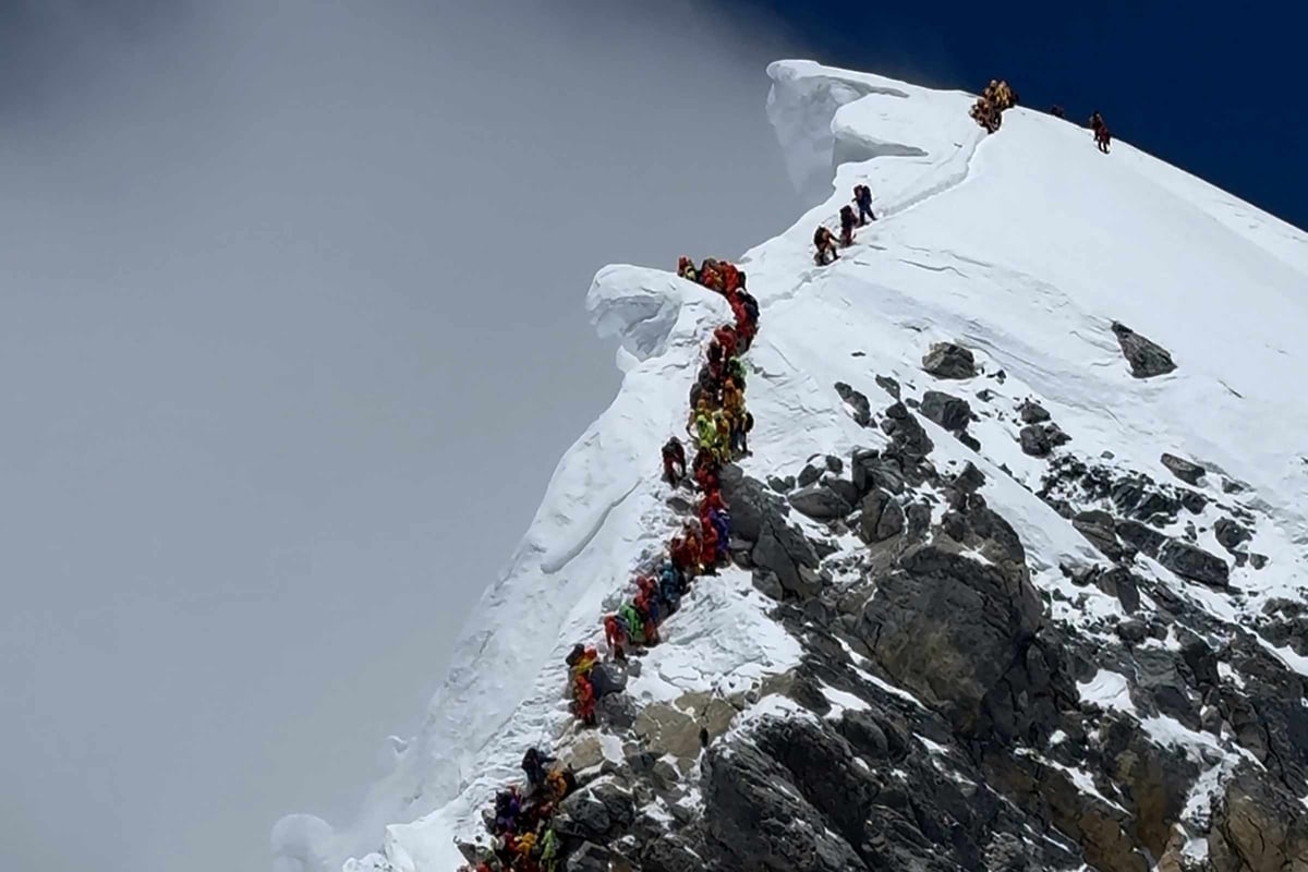 US climber smashes Mount Everest speed record by an hour! | TAG24
