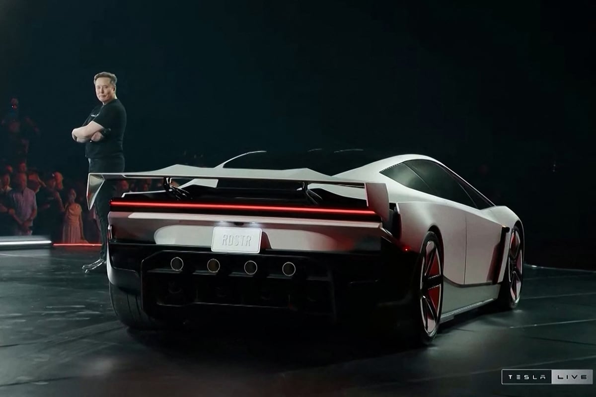 Elon Musk unveils Tesla's car equipped with thrusters: "Flying cars are real"