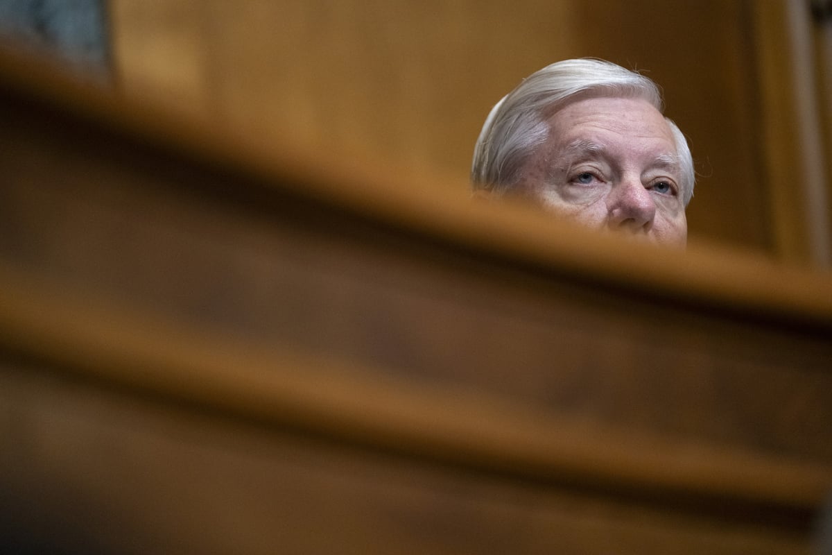 Lindsey Graham urges Trump to provide Iranian protesters with American weapons