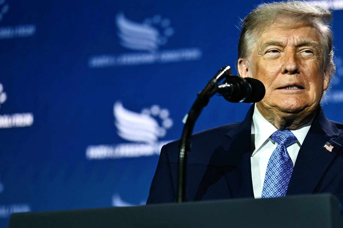 Trump shows off new US passport with picture of himself and founding fathers: "Welcome, but be good!"