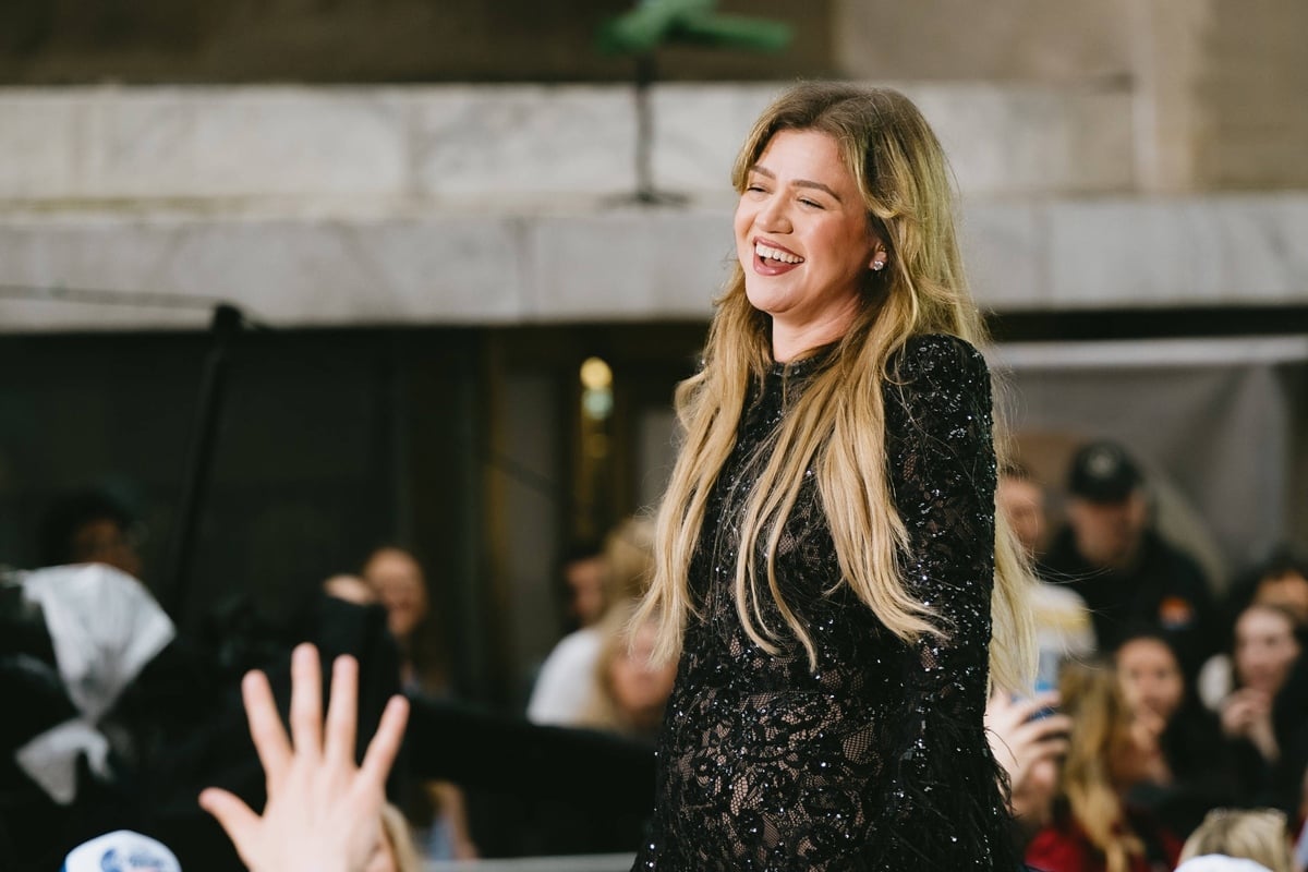 Kelly Clarkson laughs off embarrassing wardrobe mishap: "Uh oh, there's my boobs"