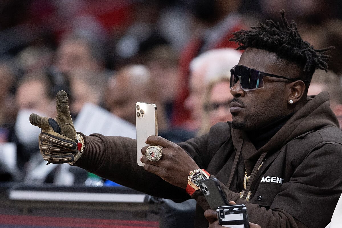 Ex-NFL star Antonio Brown to take plea deal in shooting case