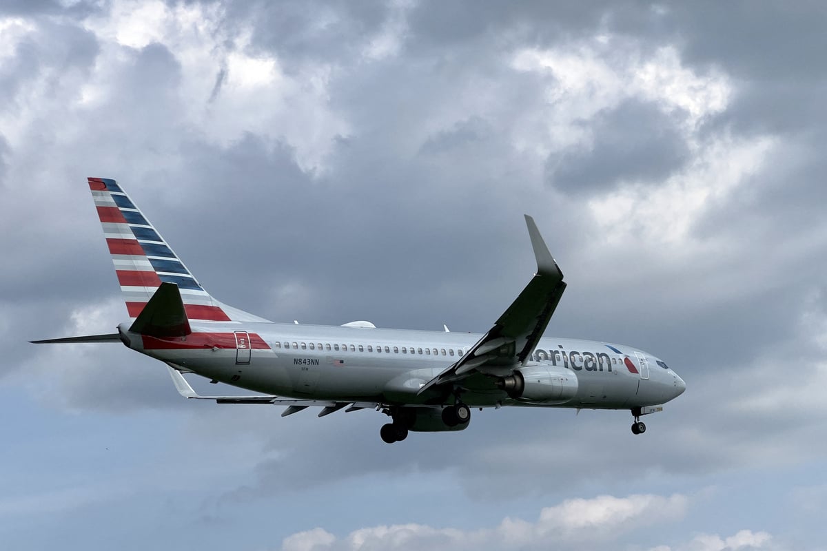 Air traffic controller manages mix-up of planes with same call sign: "Pretty incredible"