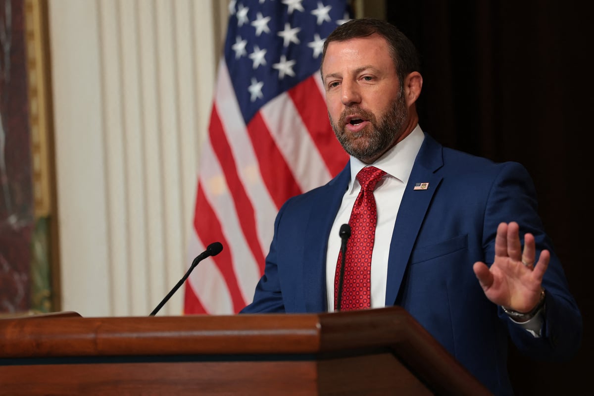 Plane carrying Homeland Security Secretary Markwayne Mullin makes emergency landing