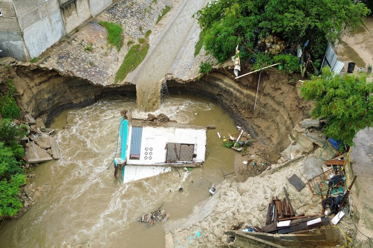Hurricane Simon proves deadly force, leaving at least one dead while creeping up Mexico's coast