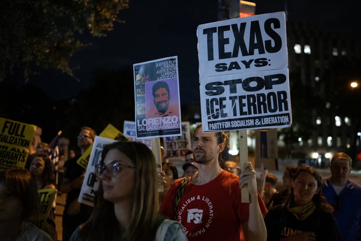 Amid stunning ICE violence, detained people begin "disappearing" from online database