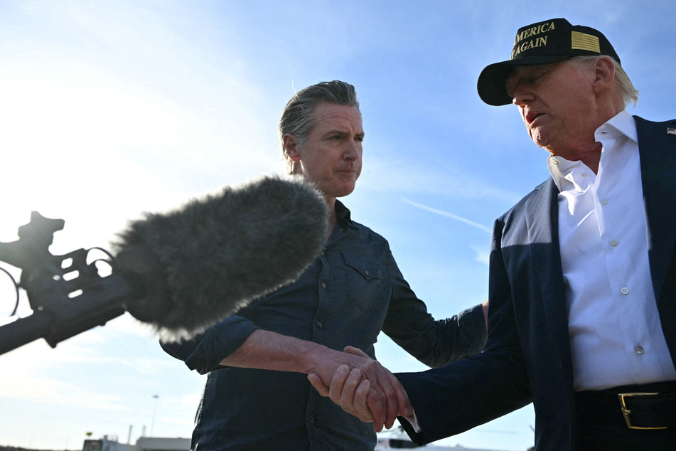 California Governor Gavin Newsom (l.) brutally trolled President Donald Trump by implying that his statements are the result of dementia.