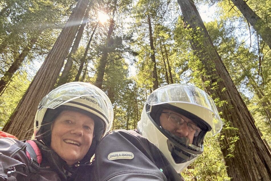 Heidi (l.) and Bernd Rippert driving through the Redwoods in Northern California.