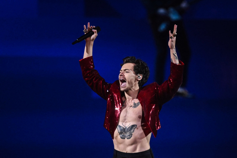 Harry Styles now holds the Guinness World Record for the longest residency by a musician at London's Wembley Stadium during a single run.