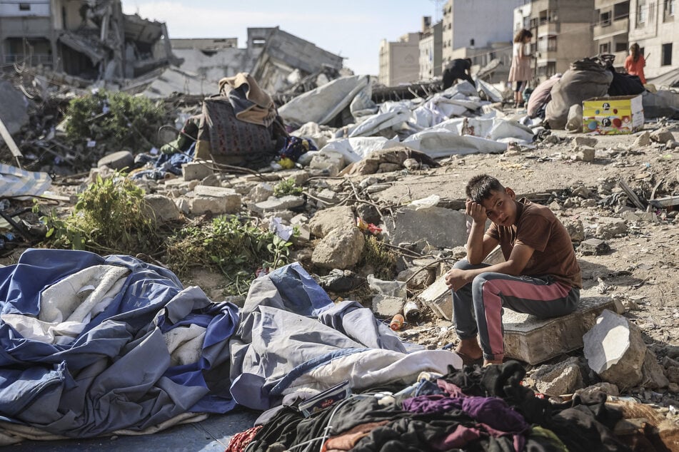 A Palestinian boy sits at the site of an overnight Israeli military strike on structures and tents housing displaced families, killing ten Palestinians, in Gaza City on May 28, 2026.