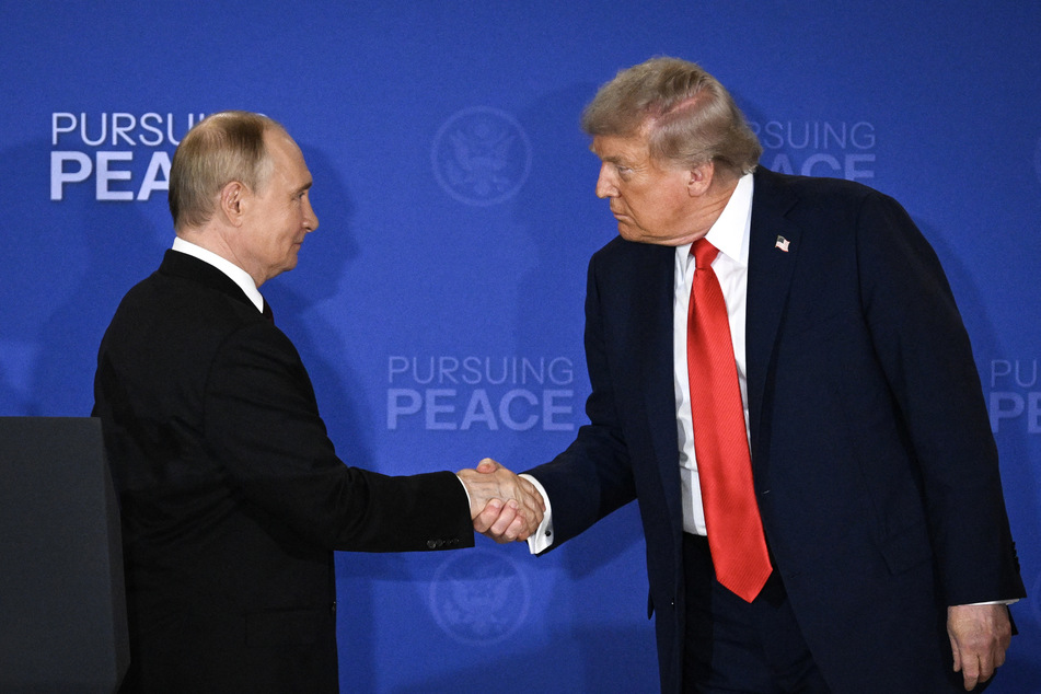 US President Donald Trump (r.) and Russian President Vladimir Putin (l.) shake hands at the end of a joint press conference after participating in a US-Russia summit on Ukraine at Joint Base Elmendorf-Richardson in Anchorage, Alaska, on Friday.