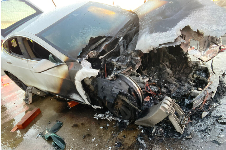 Tesla spontaneously bursts into flames on California highway