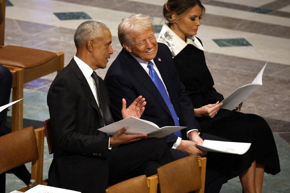 Donald Trump (c.) speaks with former Barack Obama (l.) during the state funeral for former President Jimmy Carter on January 09, 2025.