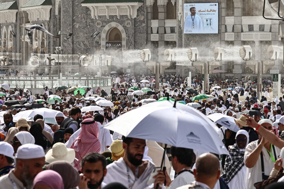 Hajj pilgrims battle searing temperatures and threat of heatstroke