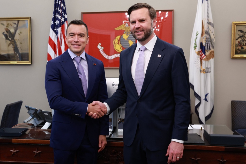 Ecuadoran President Daniel Noboa (l.) shakes hands with US Vice President JD Vance during their meeting in Washington DC on May 13, 2026.