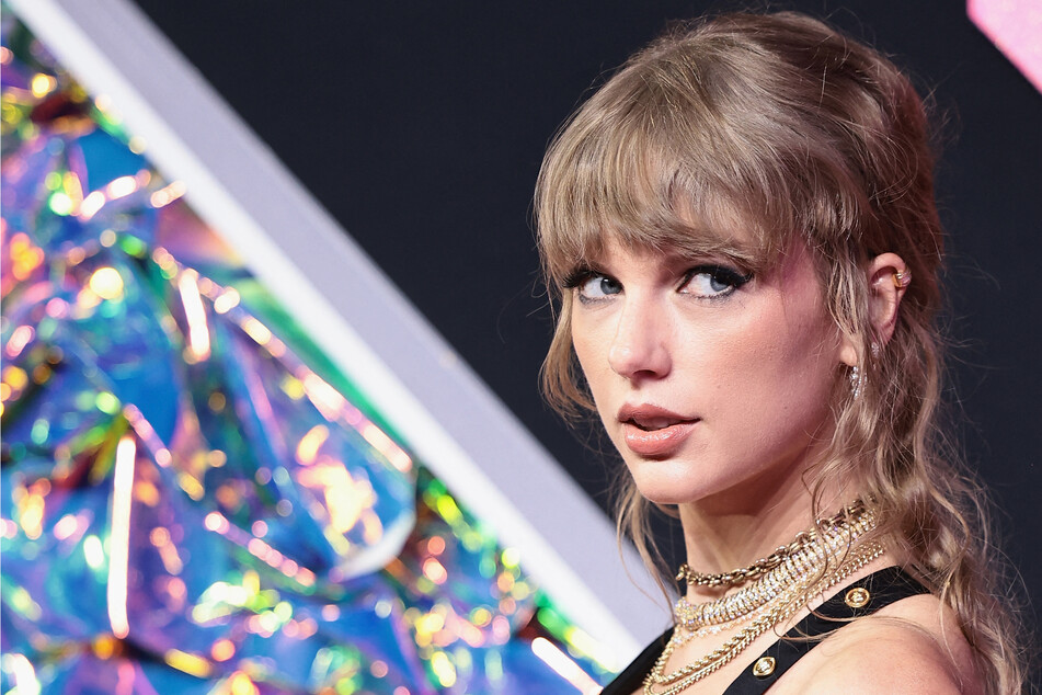 When will Taylor Swift reveal the 1989 (Taylor's Version) vault?