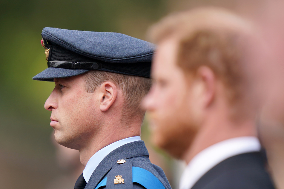 A royal expert does not expect Prince William (l.) and Prince Harry to reconcile anytime soon.