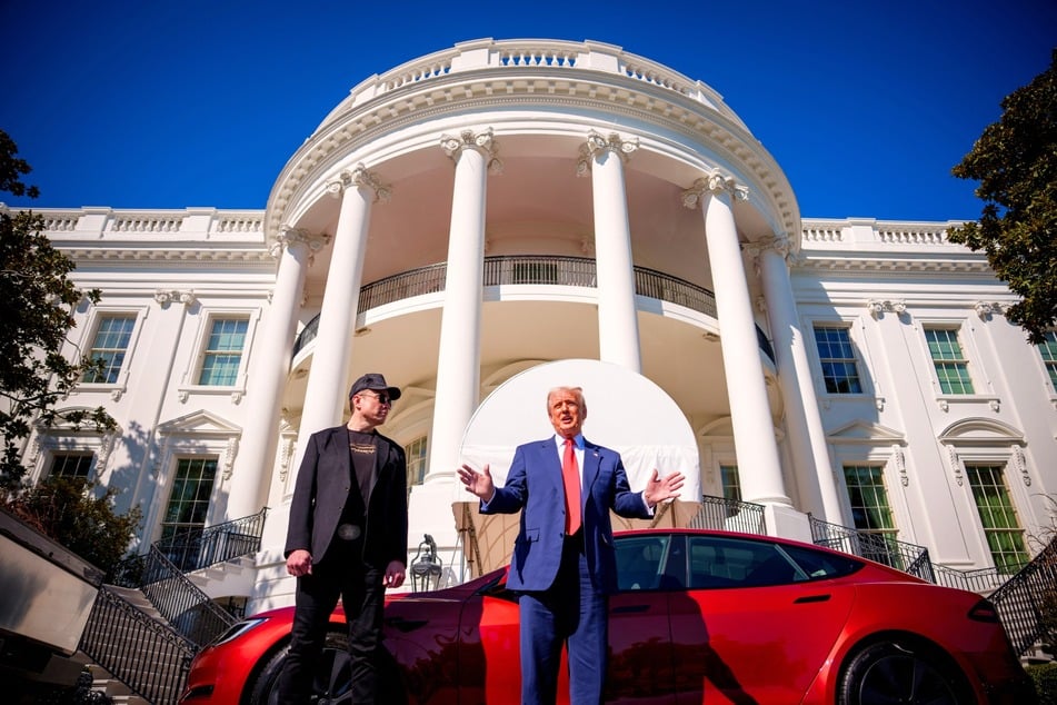 The Federal Bureau of Investigation has made a task force to investigate threats made against Tesla, the company owned by President Donald Trump's (r.) top adviser.
