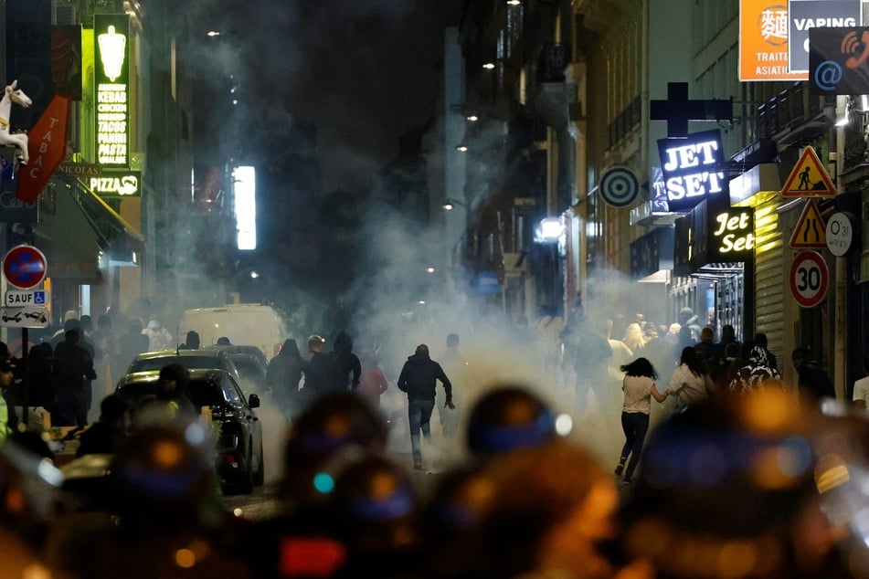France mobilizes 45,000 police officers to deal with riots