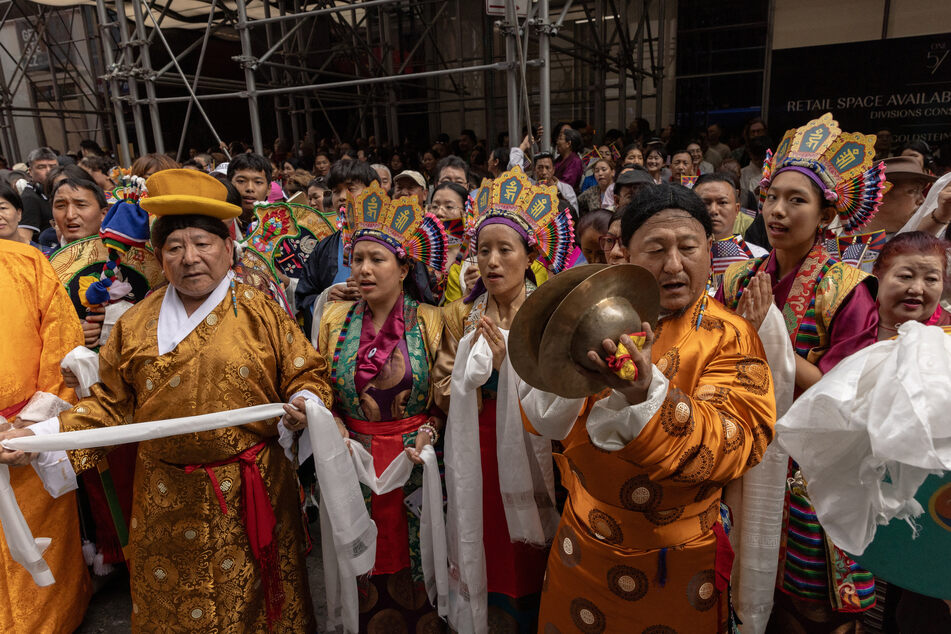 Dalai Lama receives festive welcome in New York from Tibetan community