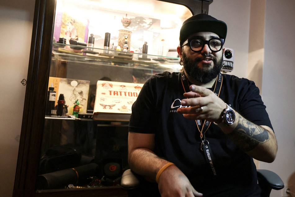 Tattoo artists aim to leave their mark on Iran: "Ink me up"