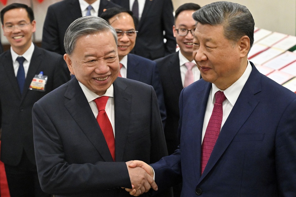 Xi calls on China, Vietnam to "oppose unilateral bullying" by Trump on regional tour