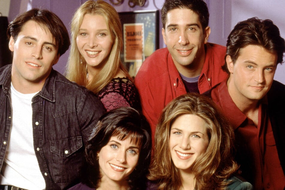 The cast of Friends (from l. to r.): Matt LeBlanc, Lisa Kudrow, Courtney Cox, David Scwhimmer, Jennifer Aniston, and Matthew Perry.