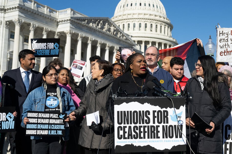 Who has signed on to the House Ceasefire Now resolution for Gaza?