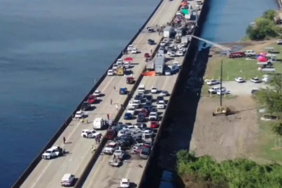 "Superfog" causes deadly I-55 highway pileup of over 150 vehicles in Louisiana