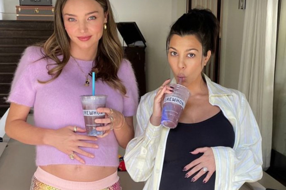 Kourtney Kardashian (r.) enjoyed Miranda Kerr's new smoothie during a cute girls' day.