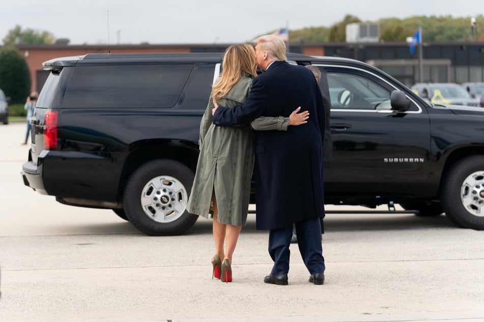 Outgoing president Donald Trump (r.) escorting his wife Melania to the presidential motorcade.