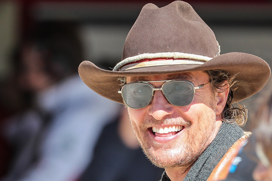 Matthew McConaughey's Tropic Thunder costar, Yvette Nicole Brown, dished on what he really smells like – since he doesn't use deodorant.