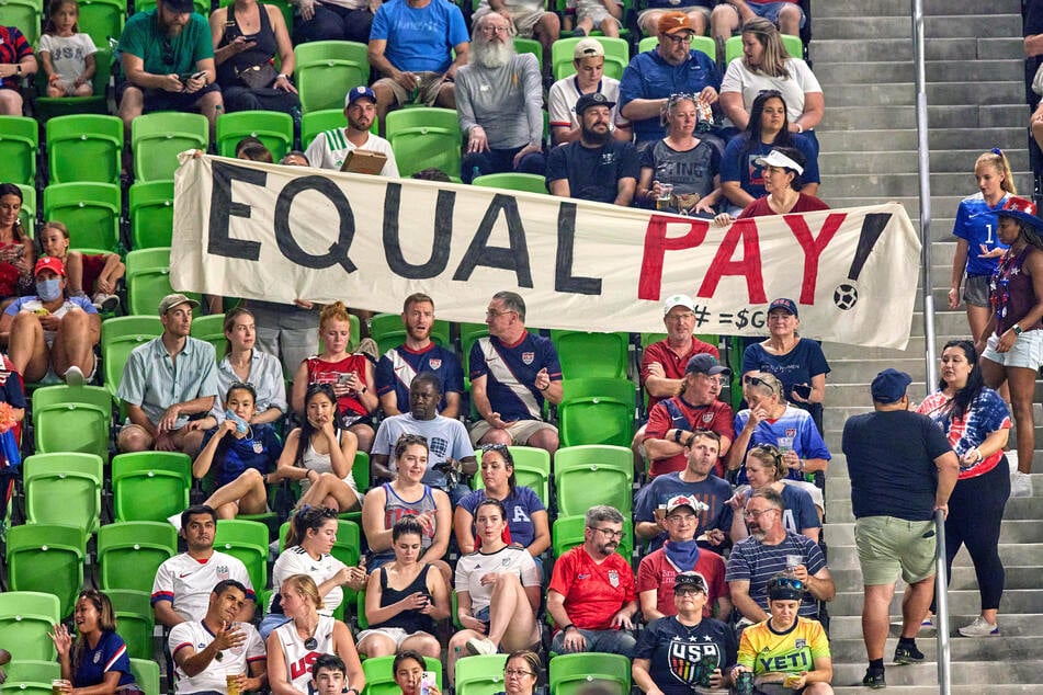 USWNT scores huge win in equal pay battle with US Soccer