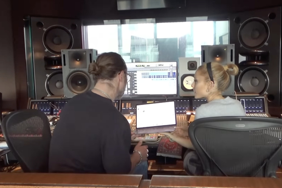 Ariana Grande teases new music again amid alleged Scooter Braun drama