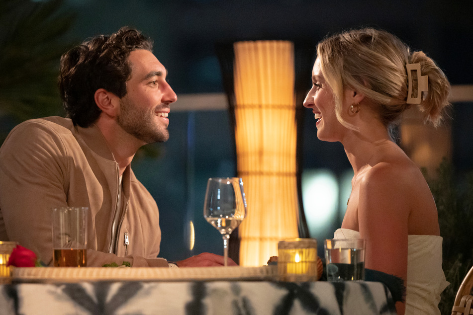 An early frontrunner, Daisy (r.) received the first one-on-one date with Joey of episode 7.