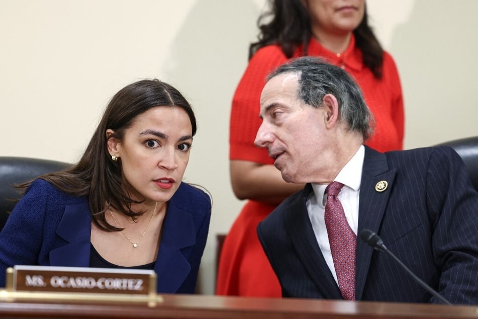 Representatives Alexandria Ocasio-Cortez (l.) and Jamie Raskin are introducing legislation to institute a gift rule for Supreme Court justices.