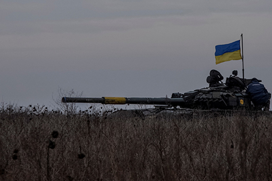 US and Germany to send battle tanks to Ukraine in major policy shift