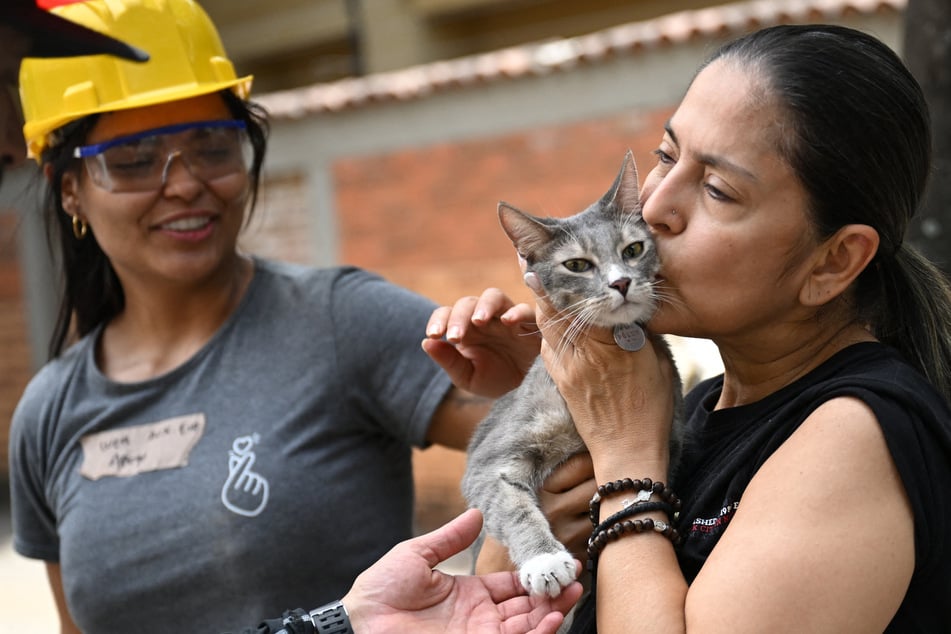 Vickye Giraldo was reunited with her rescue kitten after her home was struck by the massive earthquake in Colombia.