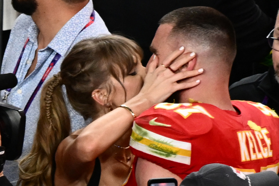 Travis Kelce (r.) is reportedly planning to attend Taylor Swift's upcoming international shows on The Eras Tour.