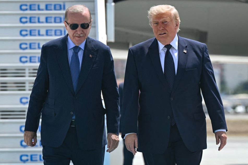 Turkish President Recep Tayyip Erdogan (l.) welcomes US President Donald Trump upon his arrival on Air Force One at Etimesgut Air Base near Ankara on July 7, 2026.