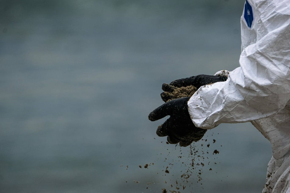 California oil spill leaves only clues, dead ends, and mysteries