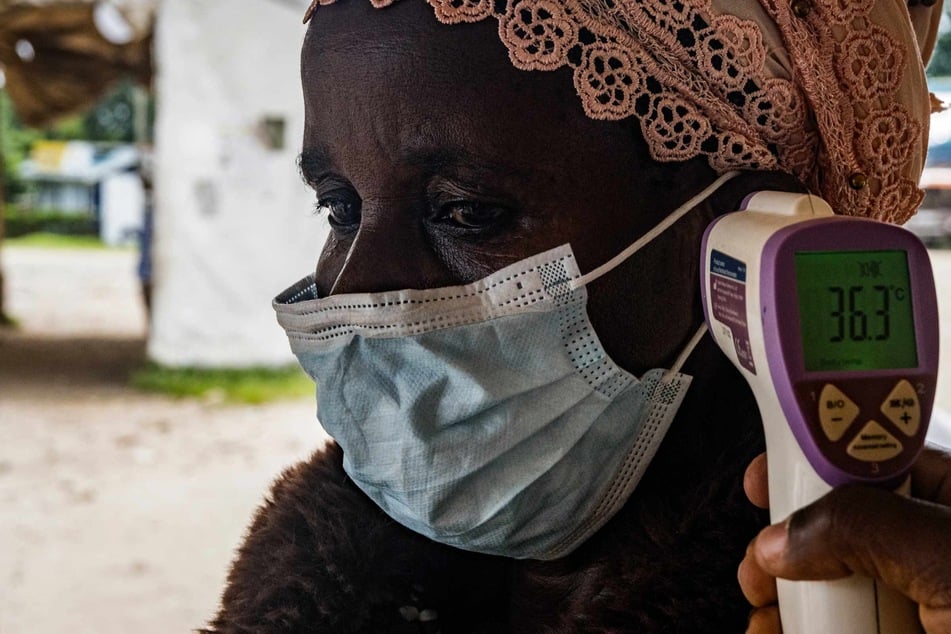 US announces new airport screenings for Ebola and visa service suspensions