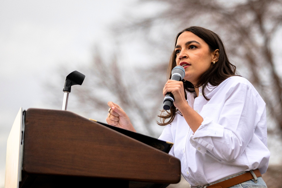 AOC says she'll endorse challengers against House colleagues "if someone crosses some huge line"