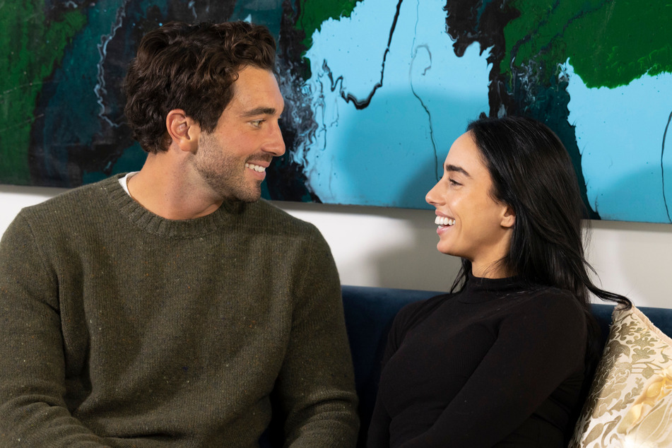 Maria's (r.) recent drama was finally set aside as she enjoyed a one-on-one date with Joey in episode 6.