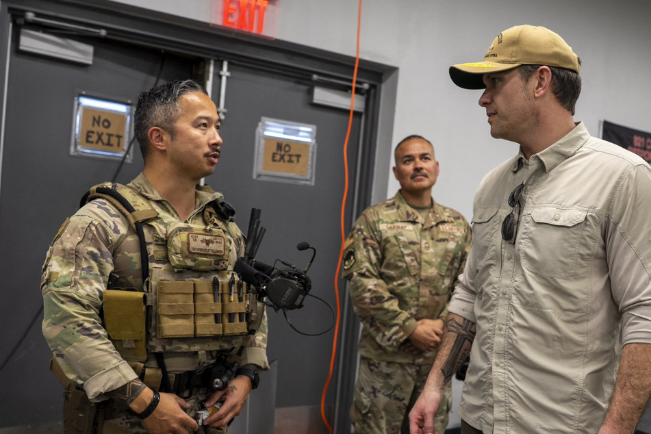 On Tuesday, Pete Hegseth (r.) visited Guantanamo Bay, the US military base in Cuba that the Trump administration is now using to detain undocumented migrants.