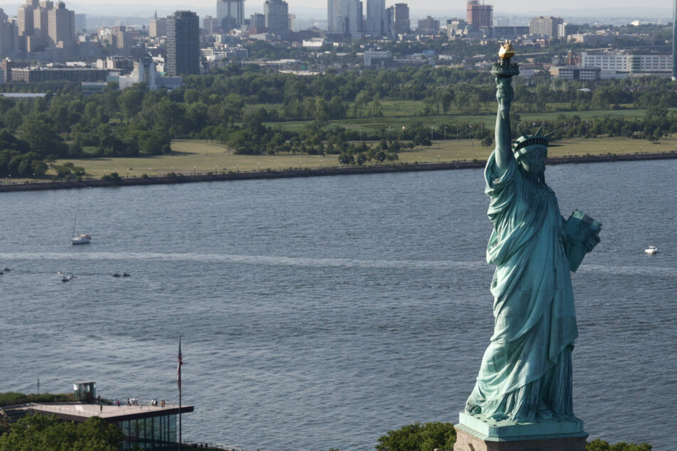 Meteor shooting over Statue of Liberty rattles New York City
