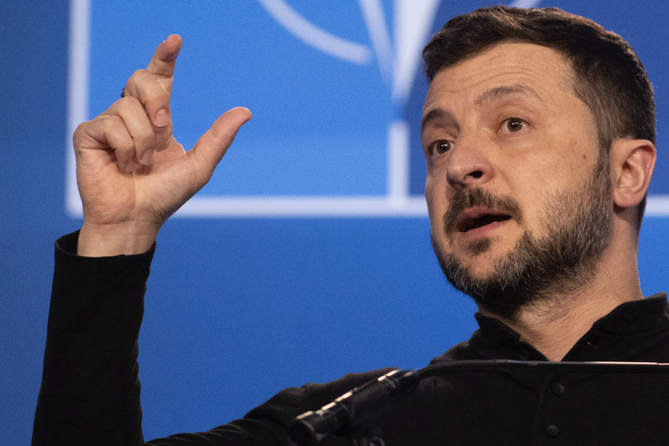 Zelensky "confident" Ukraine will enter NATO despite Russian threats
