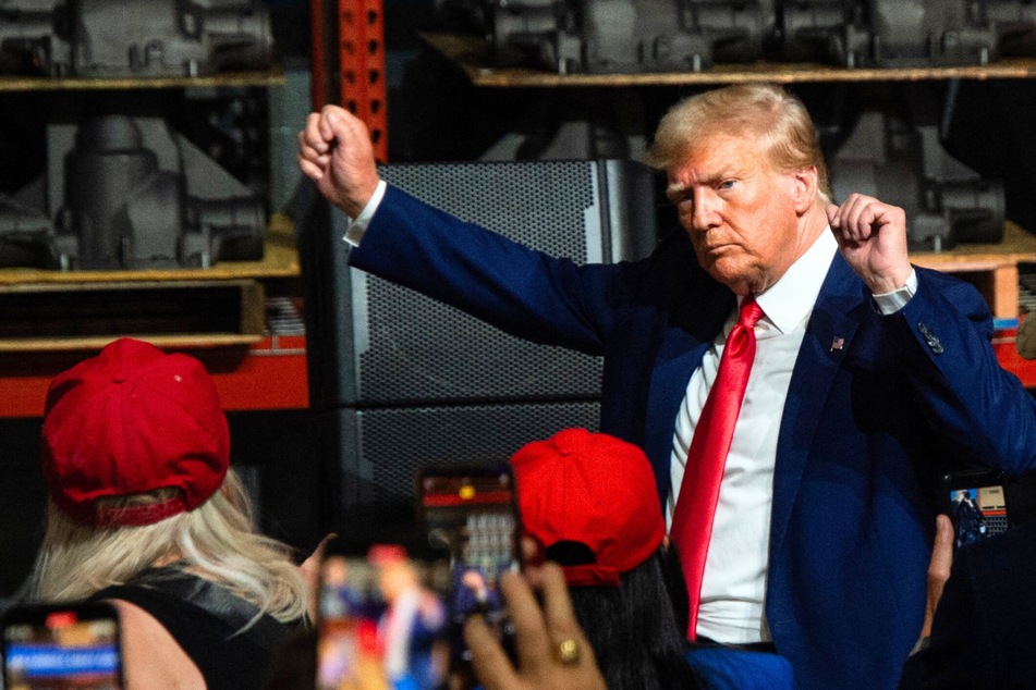 Trump calls GOP debate "boring" as he desperately rallies for autoworkers' endorsement